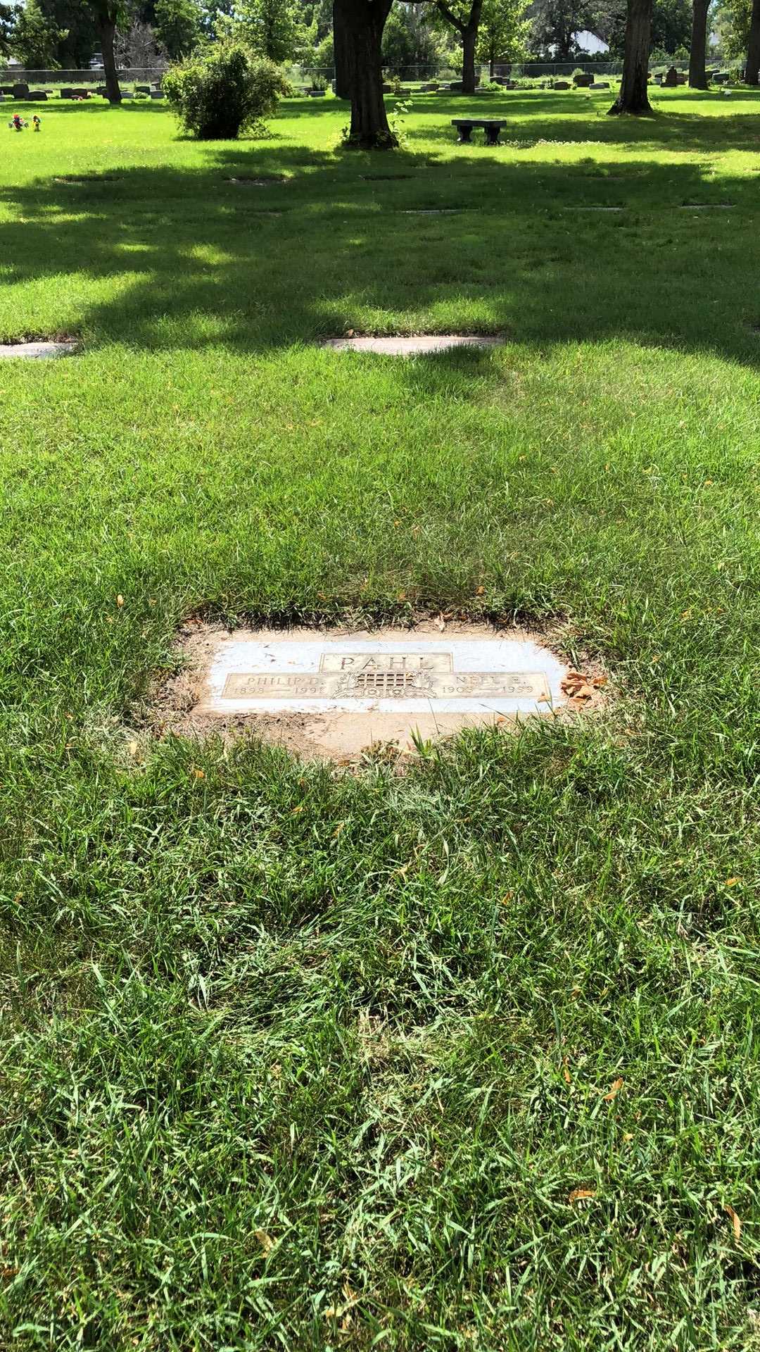 Nell E. Pahl's grave. Photo 2
