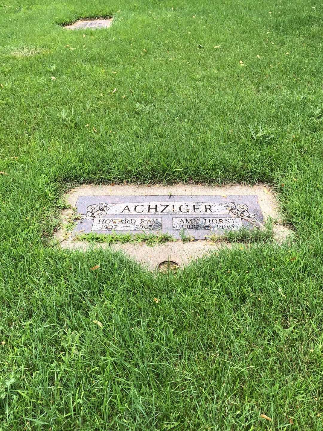Howard Ray Achziger's grave. Photo 1