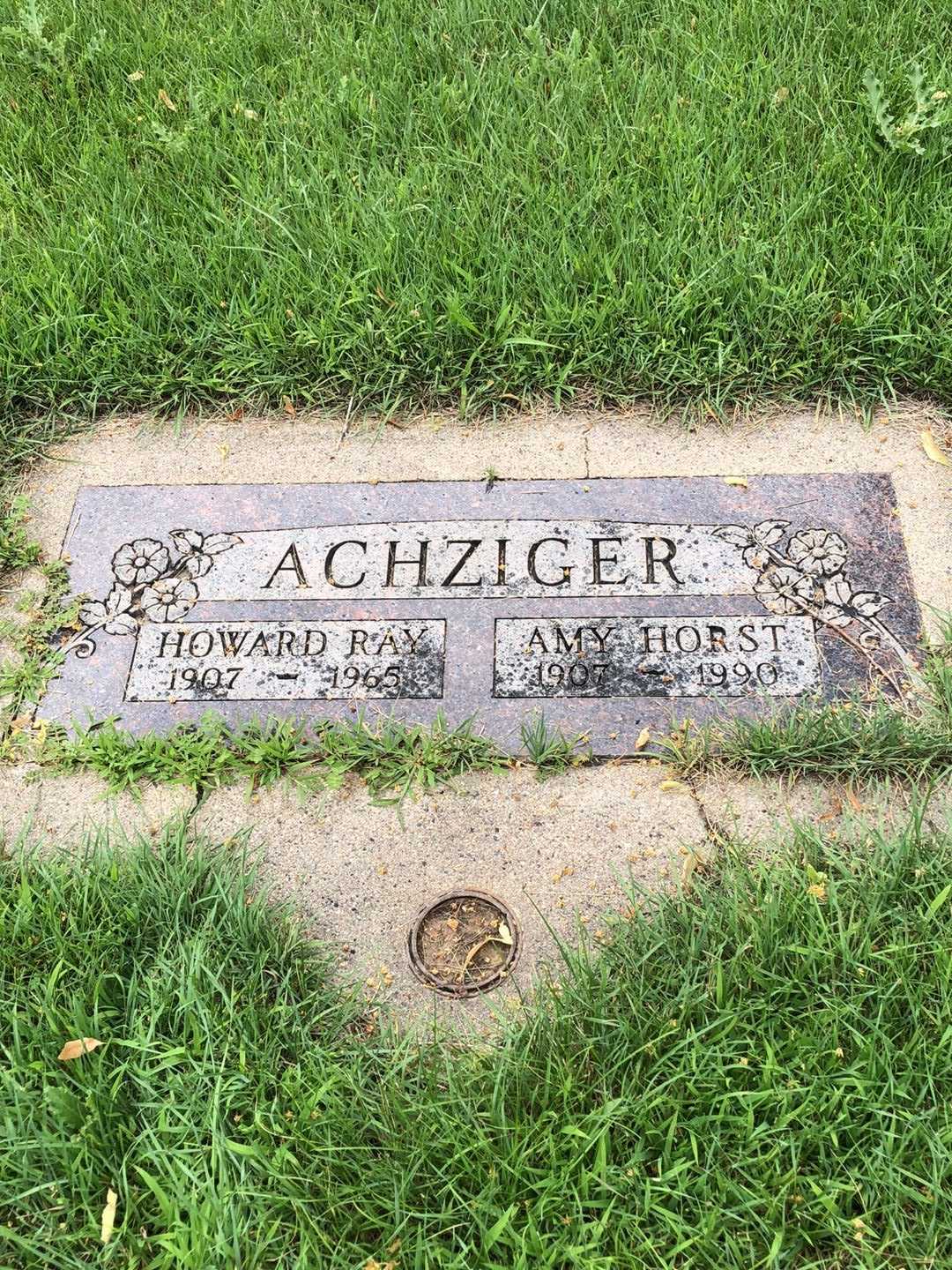 Howard Ray Achziger's grave. Photo 2